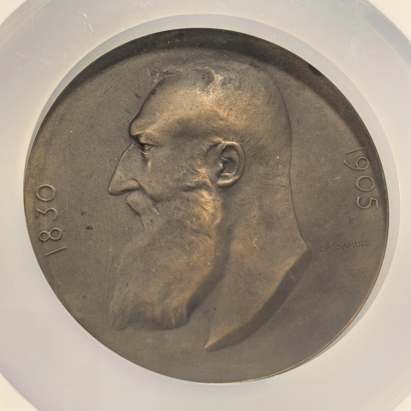 博洋堂世界钱币拍卖第136期（全场包邮） NGC MS64 唯一冠军分！1905比利时王国独立75周年纪念巨大铜章，70mm比镇纸还重！SAMUEL设计雕模，运用了铸造难度更高的浅浮雕工艺，手执火炬的女神行走于朝阳初升的大地之上，底部刻拉丁文一SCIENTIA“知识”。