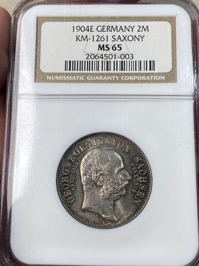 万国钱币拍卖第052期 - NGC MS65 1904年德国萨克森乔治国王逝世纪念长翅2马克 原味BU顶级五彩 NGC老盒收藏级