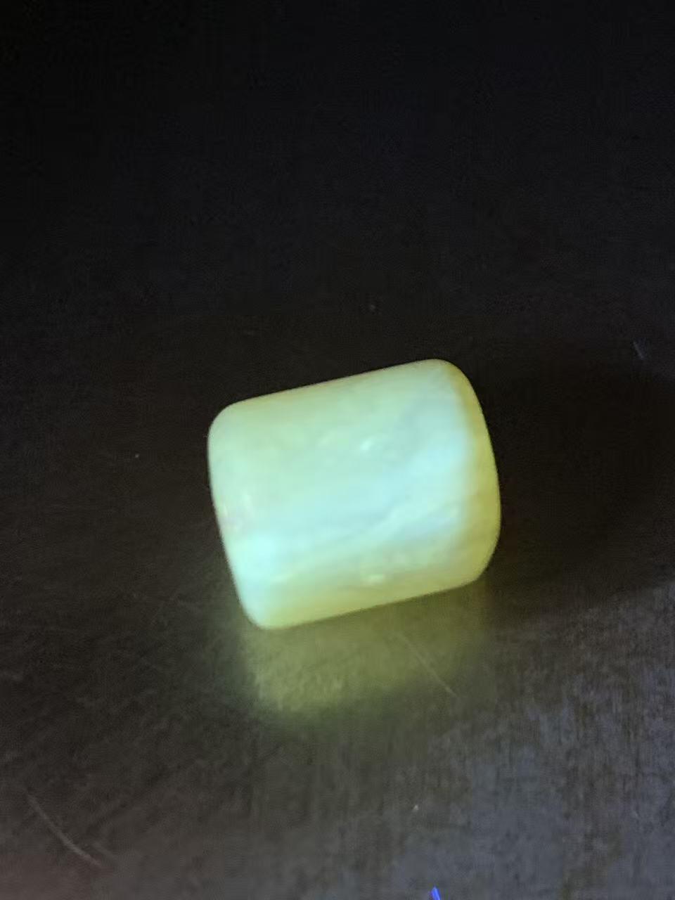 天然乌克兰原矿蜜蜡随形桶珠一颗。
