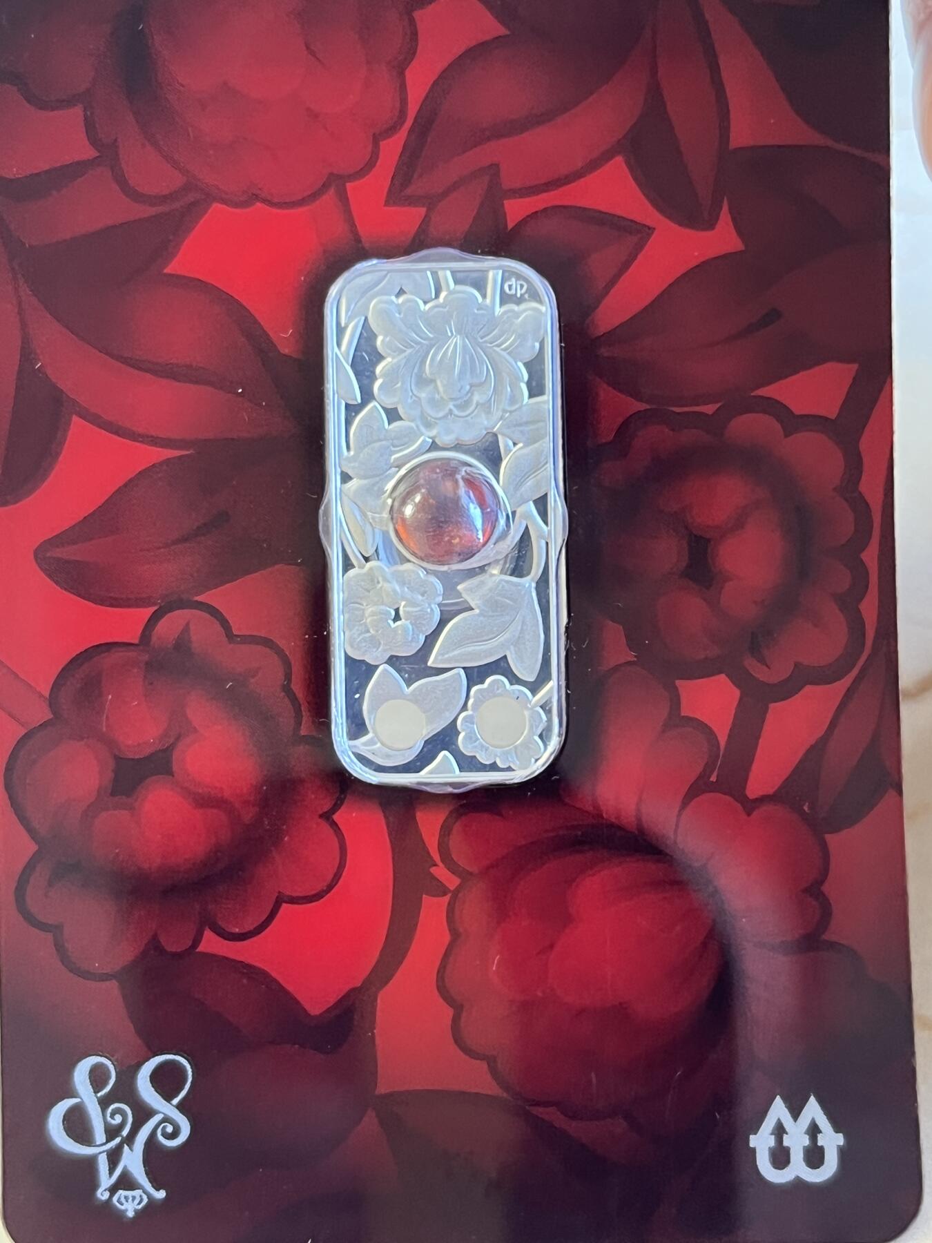 第173期拍卖【长期征集拍品】 卡装纽埃2011年珠宝系列花卉镶嵌琥珀条形银币吊坠，925银，10克，发行500枚