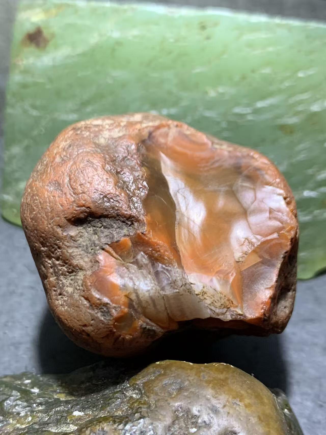 精美红皮开窗冻料南红玛瑙原石一颗