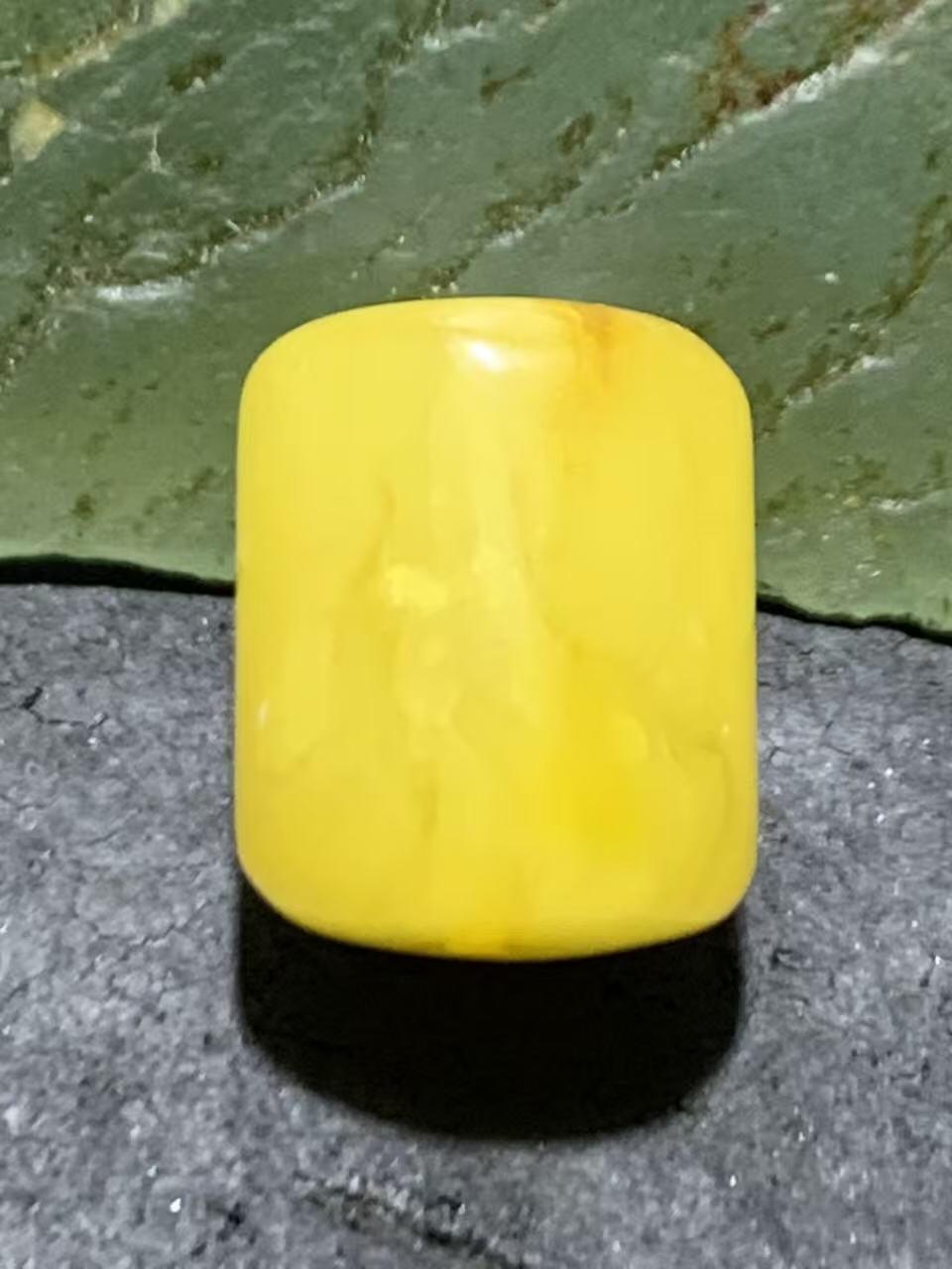 天然乌克兰原矿蜜蜡随形桶珠一颗。