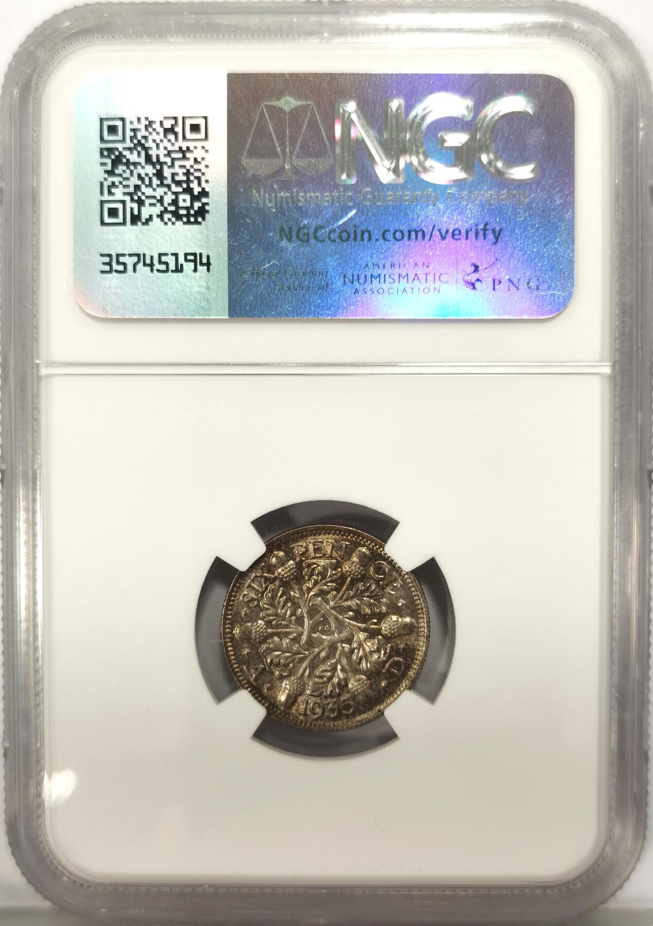 博洋堂世界钱币拍卖第136期（全场包邮） NGC MS65 1935年英国乔治五世6便士银币，经典设计，状态极佳，轻微五彩包浆，数量也是乔五六便士中相对比较少的一个年份