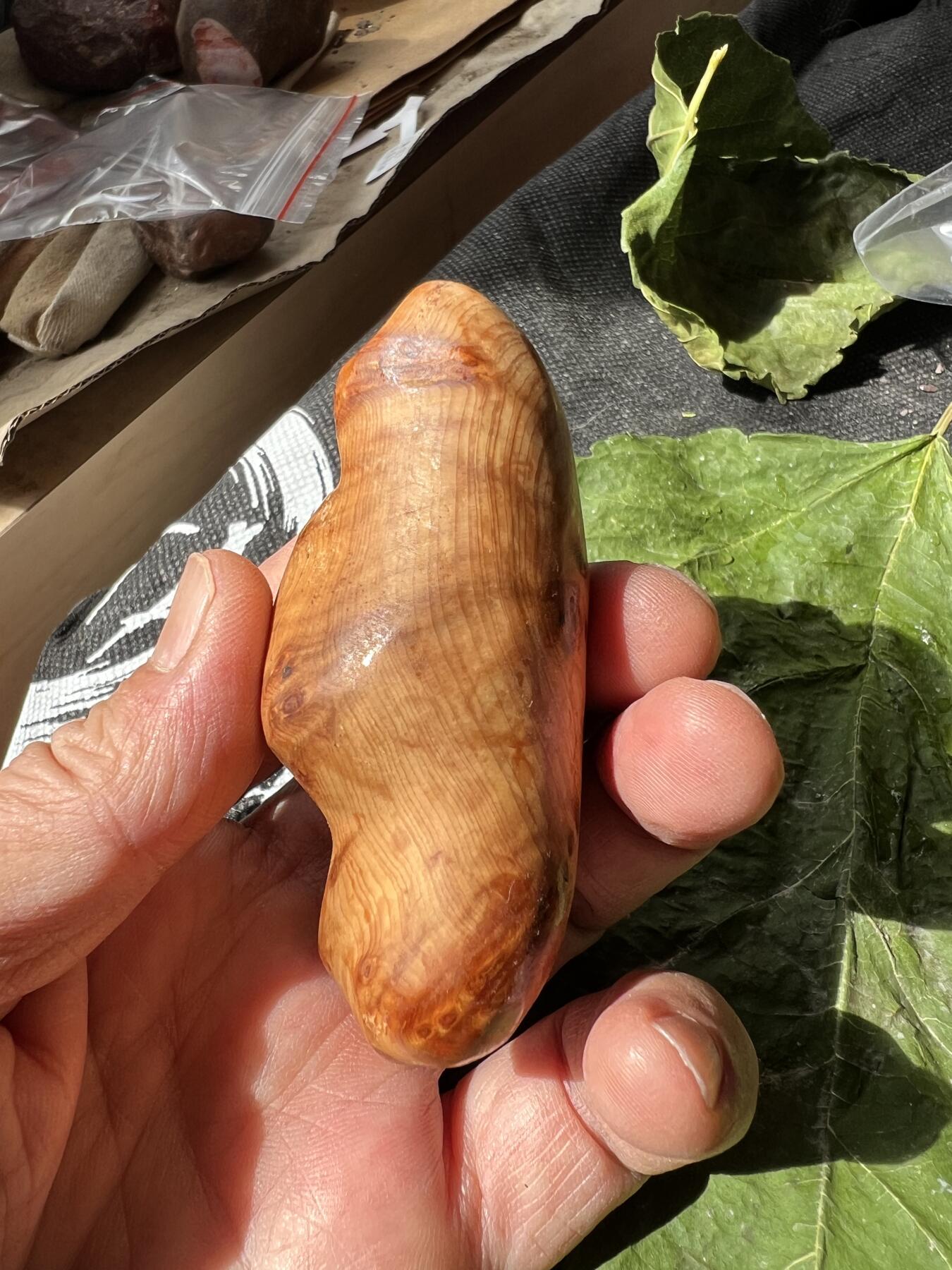 零元拍：崖柏瘤花随型手把件，十年前的存货了，油性极大。因为没有盘玩过，里面的油脂都渗出来了，收到后切记一定戴手套盘玩