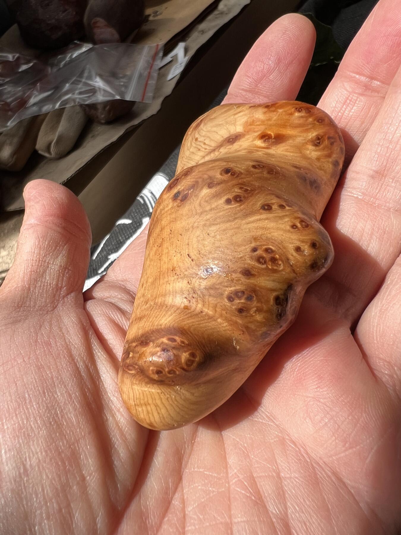 零元拍：崖柏瘤花随型手把件，十年前的存货了，油性极大。因为没有盘玩过，里面的油脂都渗出来了，收到后切记一定戴手套盘玩