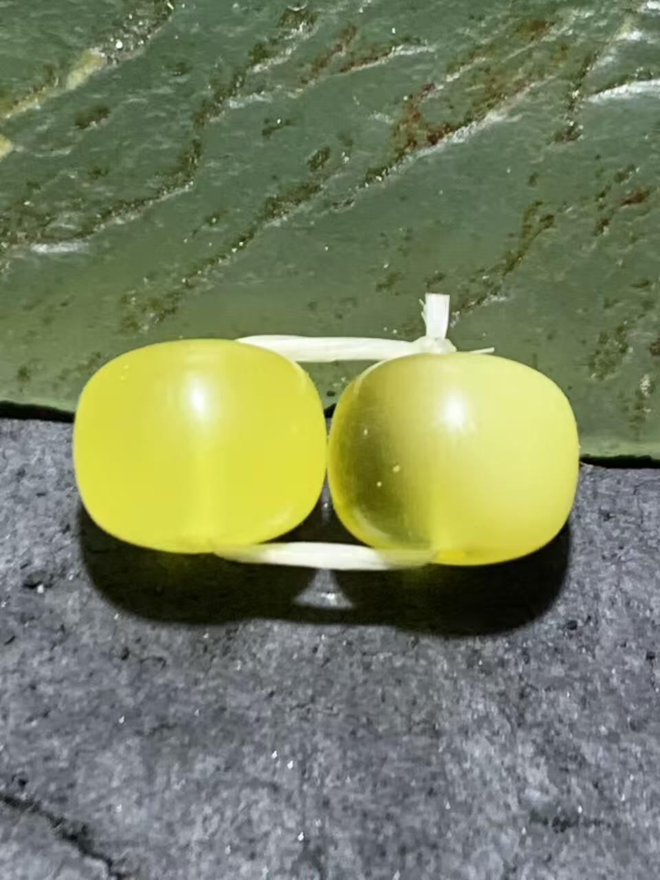 天然乌克兰原矿蜜蜡老形桶珠腰珠两颗。！