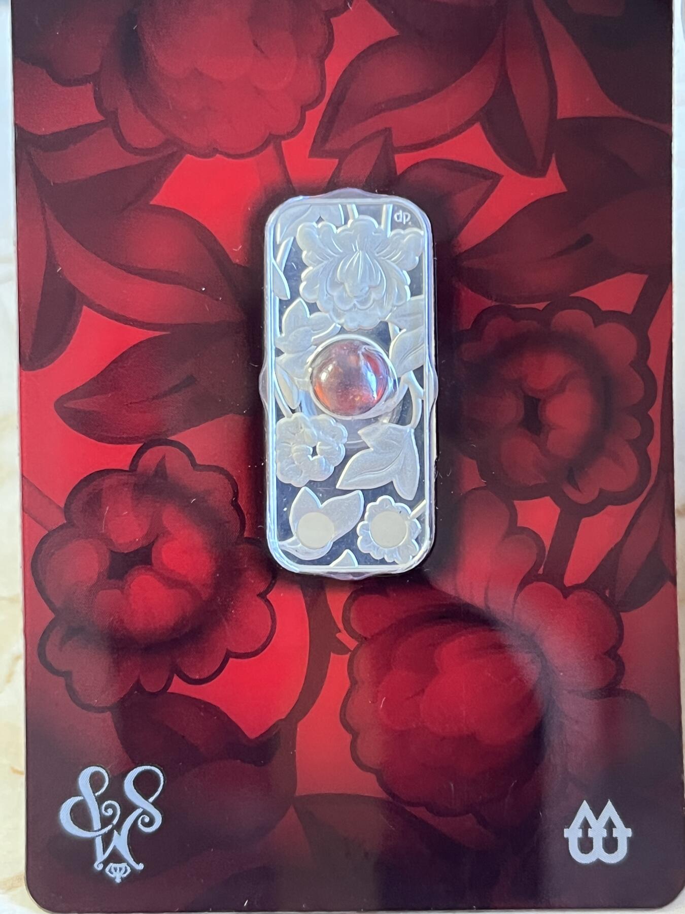 第173期拍卖【长期征集拍品】 卡装纽埃2011年珠宝系列花卉镶嵌琥珀条形银币吊坠，925银，10克，发行500枚