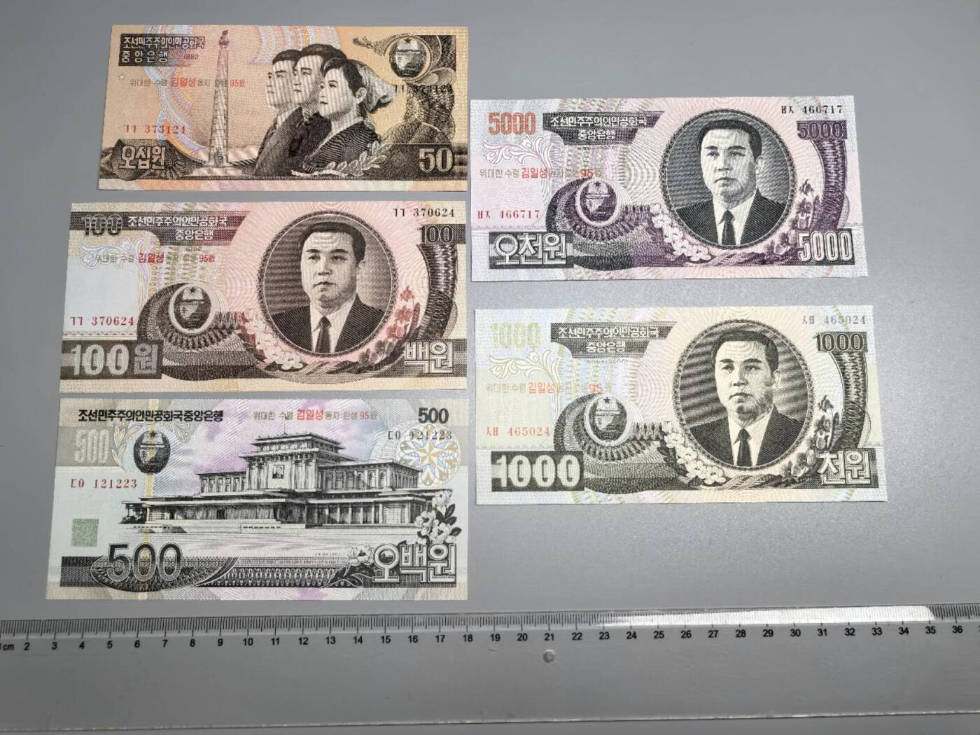 小驴勋章奖章收藏8月30日星期六晚18点拍卖（有偿代拍，送拍规则在简介最后，参拍须阅读规则后再参拍，关系到运费包装发货时效真假辨别等关键信息，店主微信码在最后一拍品） 曹县纪念币纸币一组，崭新，很刺眼