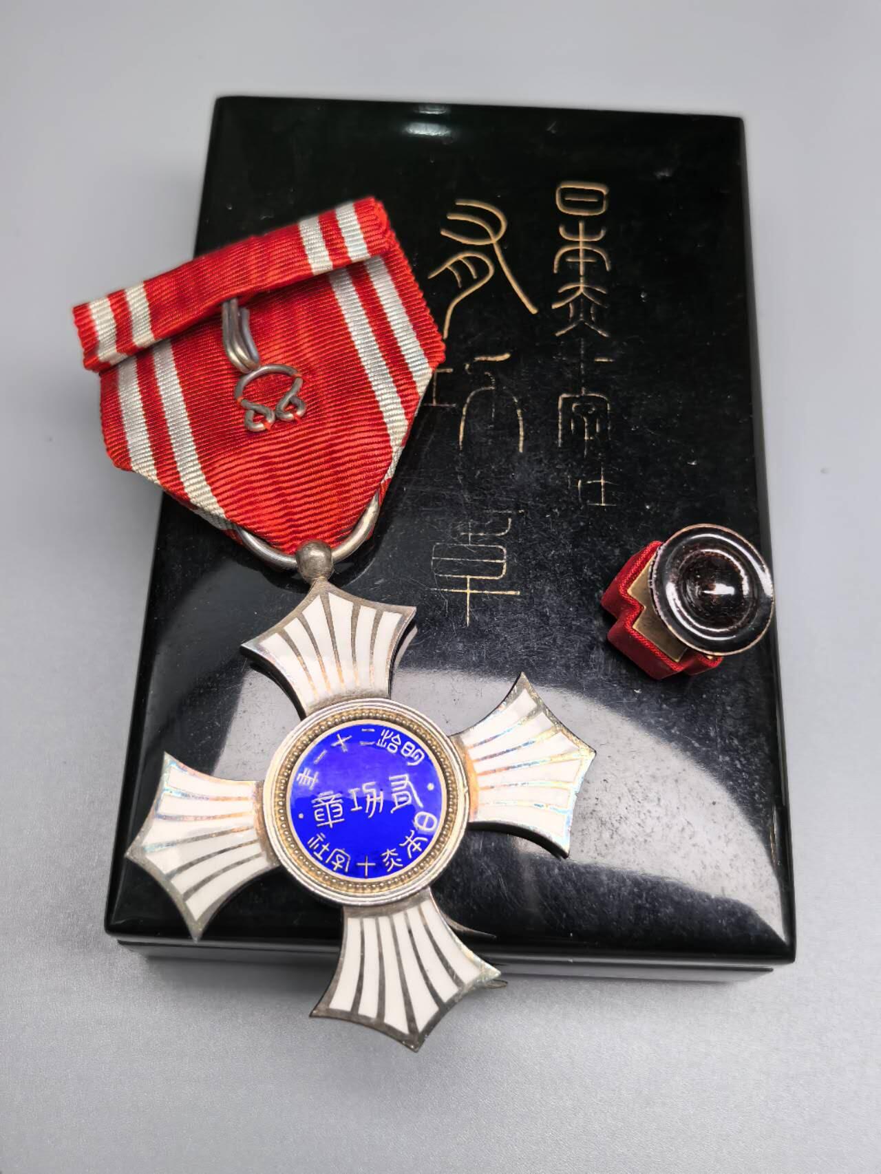 小驴勋章奖章收藏8月30日星期六晚18点拍卖（有偿代拍，送拍规则在简介最后，参拍须阅读规则后再参拍，关系到运费包装发货时效真假辨别等关键信息，店主微信码在最后一拍品） 赤十字社有功章带盒带略