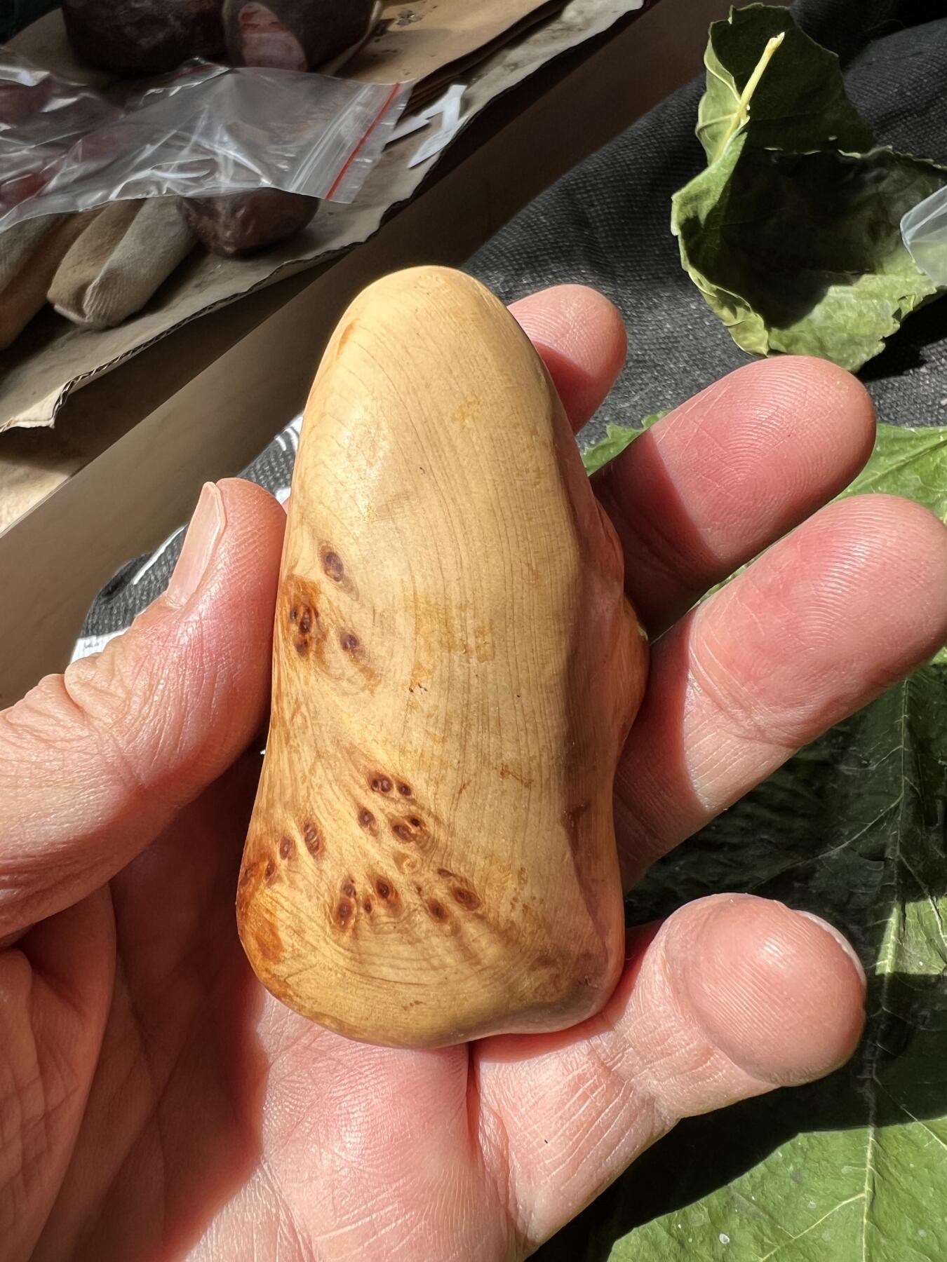 零元拍：崖柏瘤花随型手把件，十年前的存货了，油性极大。因为没有盘玩过，里面的油脂都渗出来了，收到后切记一定戴手套盘玩