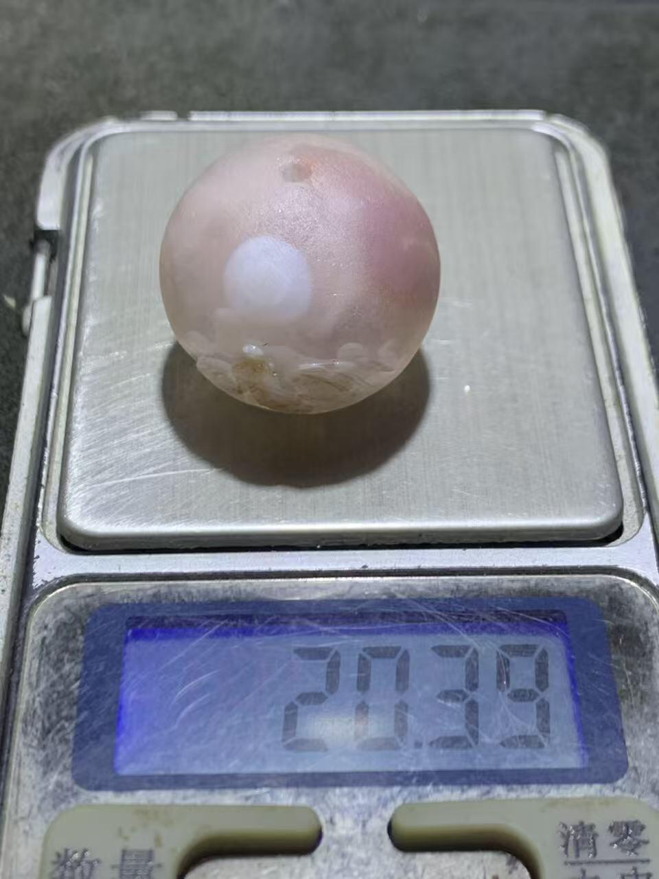 精美冰飘亚光糖心料气泡纹战国红玛瑙手工俏色巧雕蝙蝠随形圆珠一个，