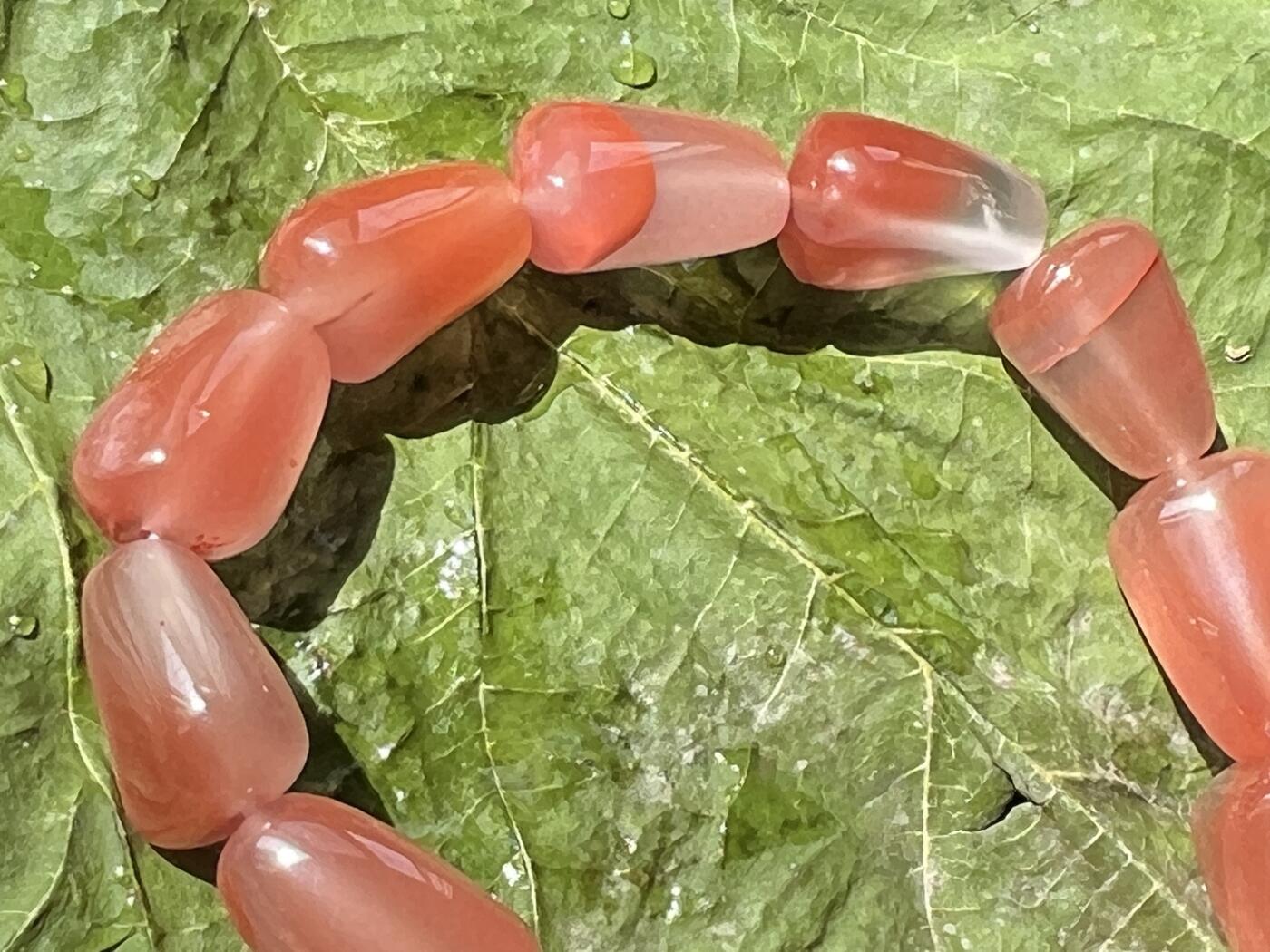 零元拍：清清爽爽粉粉嫩嫩的南红樱桃红随型手串。约31.8克。清凉夏日，小手腕怎么少得了一条美美的手串呢？颜色以实物为准。出价前必须认真读完本简介说明，请谨慎出手。360度无死角拍照，绝不掩盖瑕疵。传图我会传原图让大家尽可能看清拍品，有任何疑问可以微信或者站内提问。