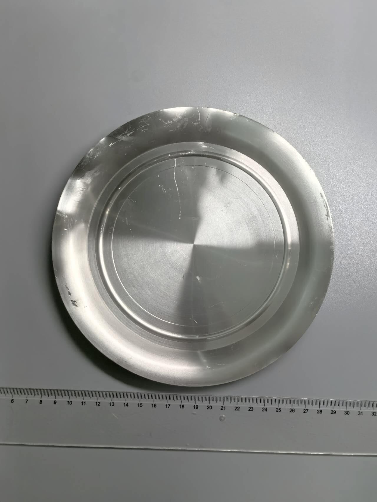 小驴勋章奖章收藏8月30日星期六晚18点拍卖（有偿代拍，送拍规则在简介最后，参拍须阅读规则后再参拍，关系到运费包装发货时效真假辨别等关键信息，店主微信码在最后一拍品） 远东锡器制作大锡盘一个，有点变形