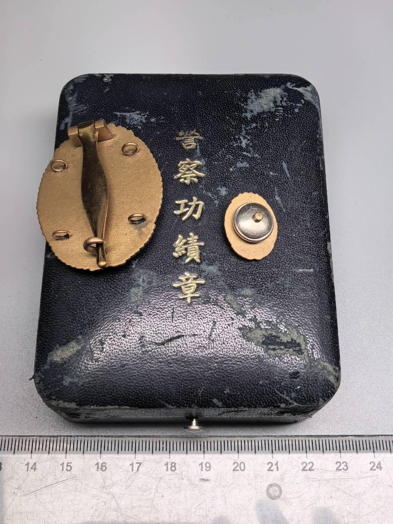 小驴勋章奖章收藏8月30日星期六晚18点拍卖（有偿代拍，送拍规则在简介最后，参拍须阅读规则后再参拍，关系到运费包装发货时效真假辨别等关键信息，店主微信码在最后一拍品）