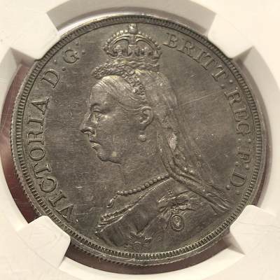 NGC AU53 黑丝入骨传世重黑油酱彩极品品相，大英帝国维多利亚女王高皇冠圣乔治骑士屠龙马剑大银元。状态极佳，字口全深打，人物细节拉满，气势十足，底板清爽干净，传世老黑油包浆醇熟入骨，明显低评压分的一枚大马剑老银元