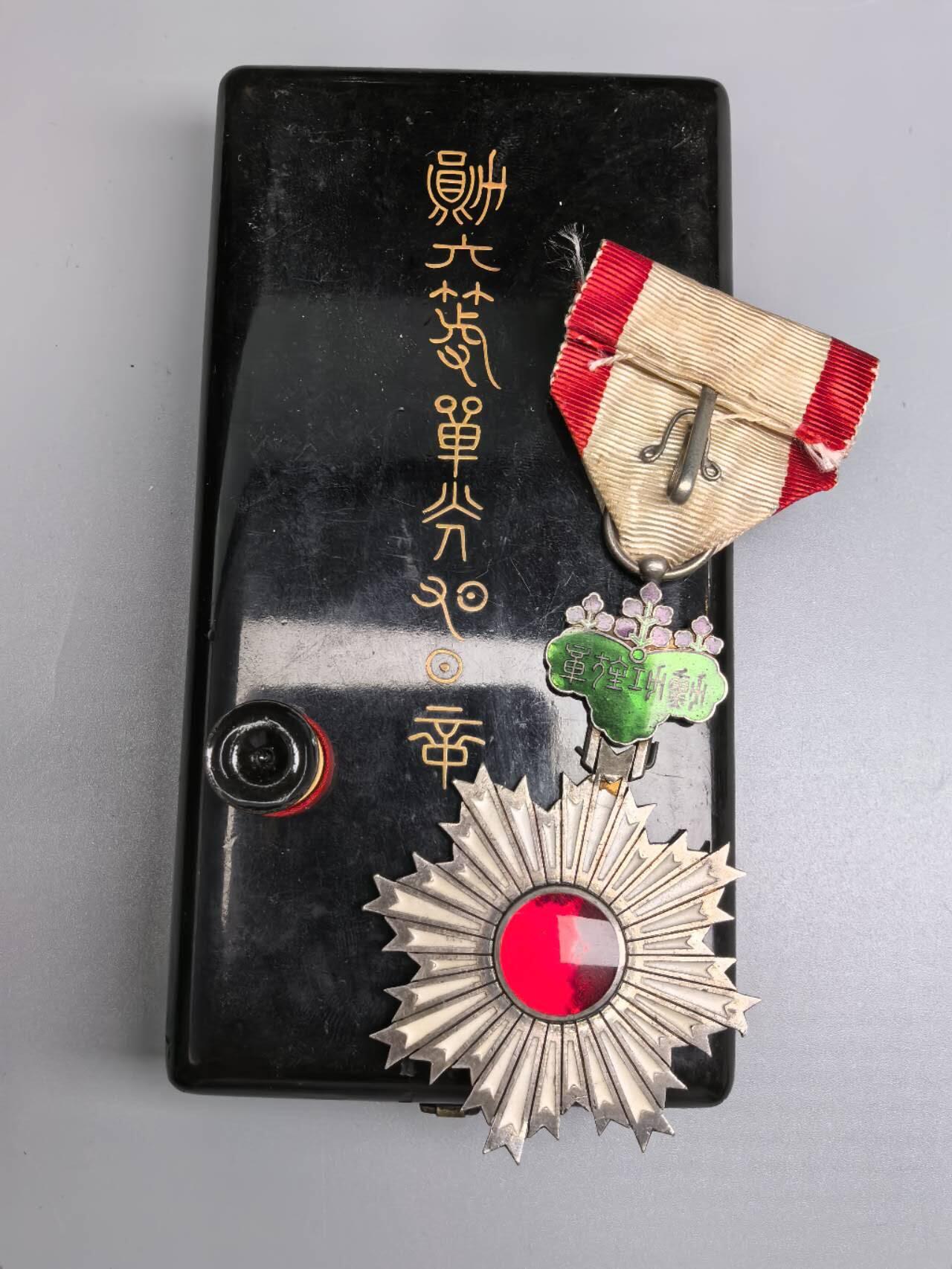 小驴勋章奖章收藏8月30日星期六晚18点拍卖（有偿代拍，送拍规则在简介最后，参拍须阅读规则后再参拍，关系到运费包装发货时效真假辨别等关键信息，店主微信码在最后一拍品） 勋六等单光旭日章带盒带略，小篆字体