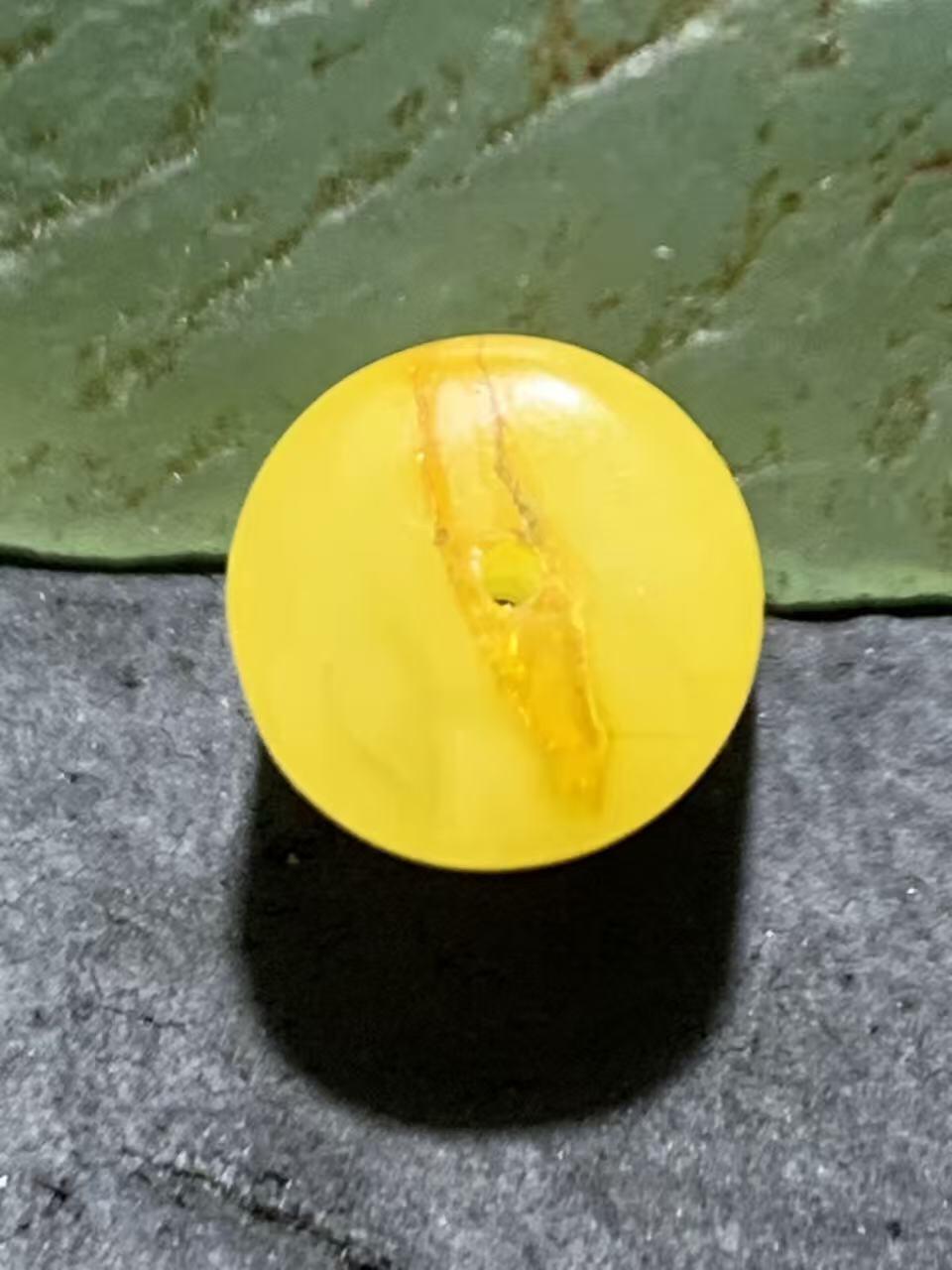 天然乌克兰原矿蜜蜡随形桶珠一颗。