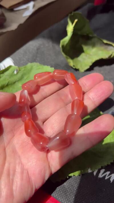 零元拍：清清爽爽粉粉嫩嫩的南红樱桃红随型手串。约31.8克。清凉夏日，小手腕怎么少得了一条美美的手串呢？颜色以实物为准。出价前必须认真读完本简介说明，请谨慎出手。360度无死角拍照，绝不掩盖瑕疵。传图我会传原图让大家尽可能看清拍品，有任何疑问可以微信或者站内提问。
