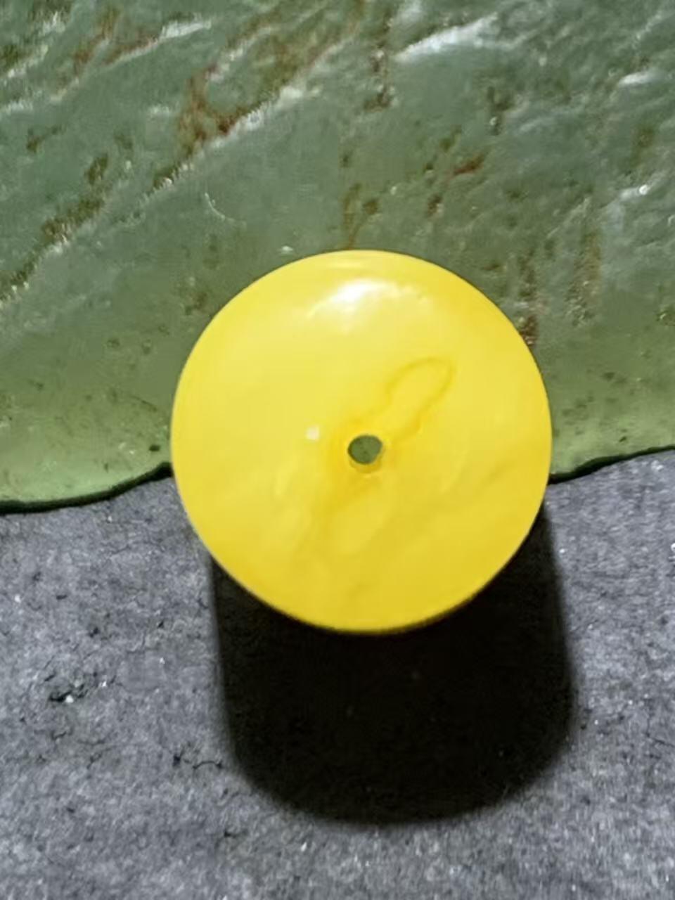 天然乌克兰原矿蜜蜡随形桶珠一颗。
