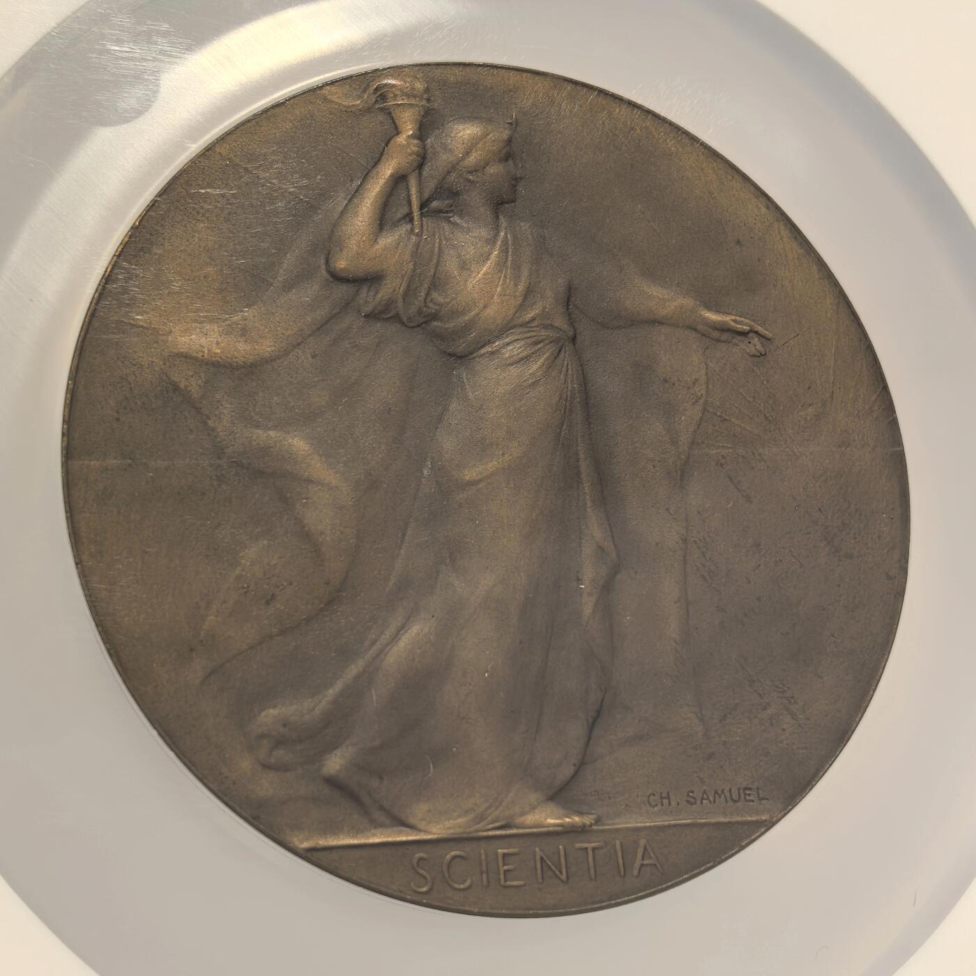 博洋堂世界钱币拍卖第136期（全场包邮） NGC MS64 唯一冠军分！1905比利时王国独立75周年纪念巨大铜章，70mm比镇纸还重！SAMUEL设计雕模，运用了铸造难度更高的浅浮雕工艺，手执火炬的女神行走于朝阳初升的大地之上，底部刻拉丁文一SCIENTIA“知识”。
