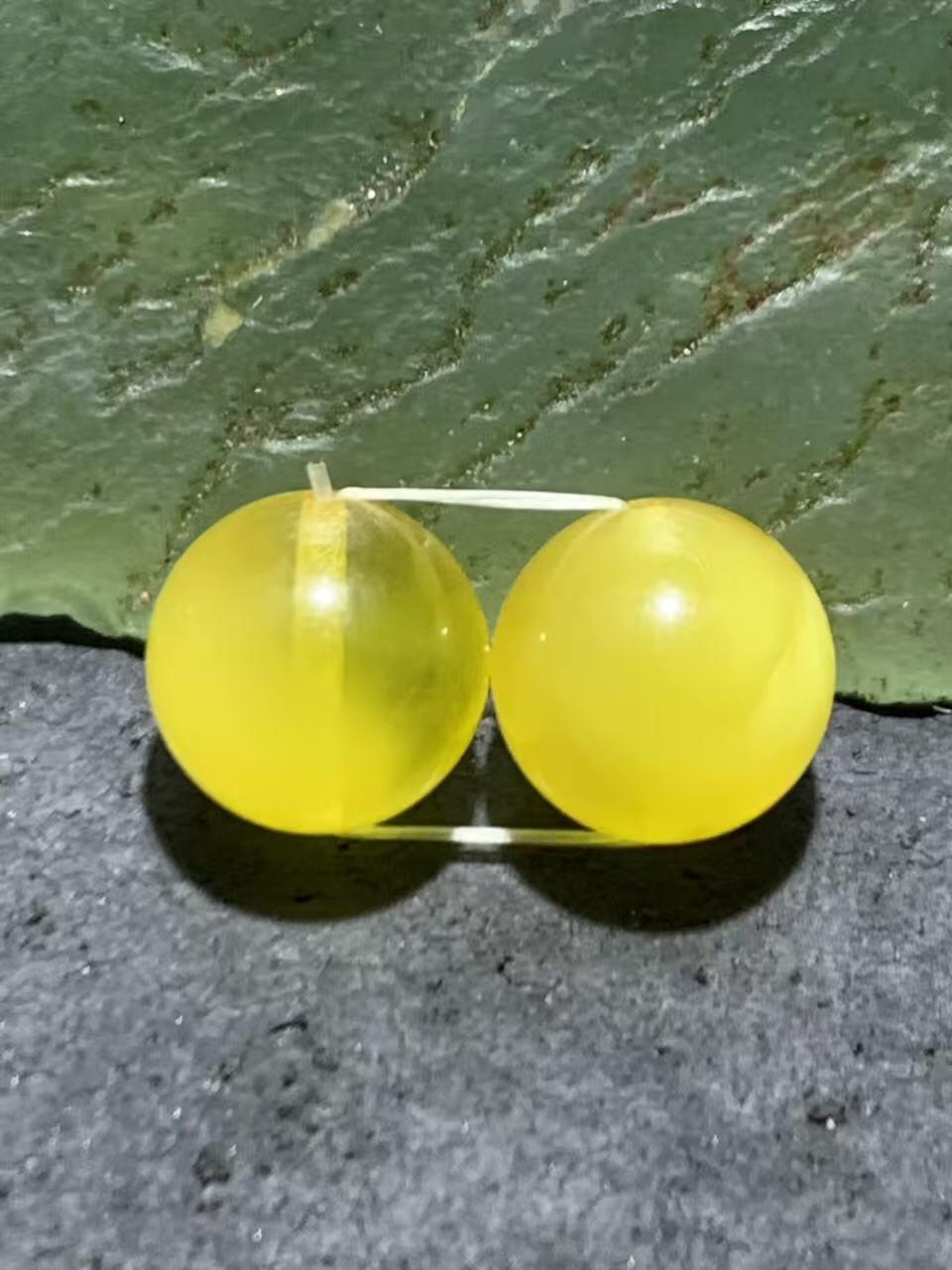 天然乌克兰原矿蜜蜡圆珠一对，。