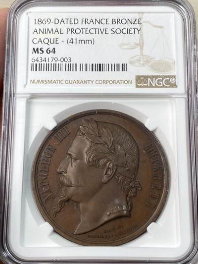 万国钱币拍卖第052期 - NGC MS64 1869年法国动物保护协会铜章，由大师GAQUE制作，直径41毫米。正面是拿破仑三世头像，背面是动物保护主题图案，刻有"SOCIETE PROTECTRICE DES ANIMAUX"字样
