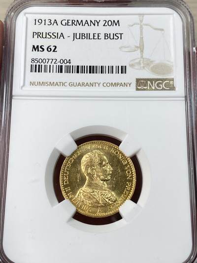 万国钱币拍卖第052期 - NGC MS62 1913年德国普鲁士威廉二世军装流通长翅20马克金币 黄金转光轻微镜面 既美又亮且保值 7.96g 900金