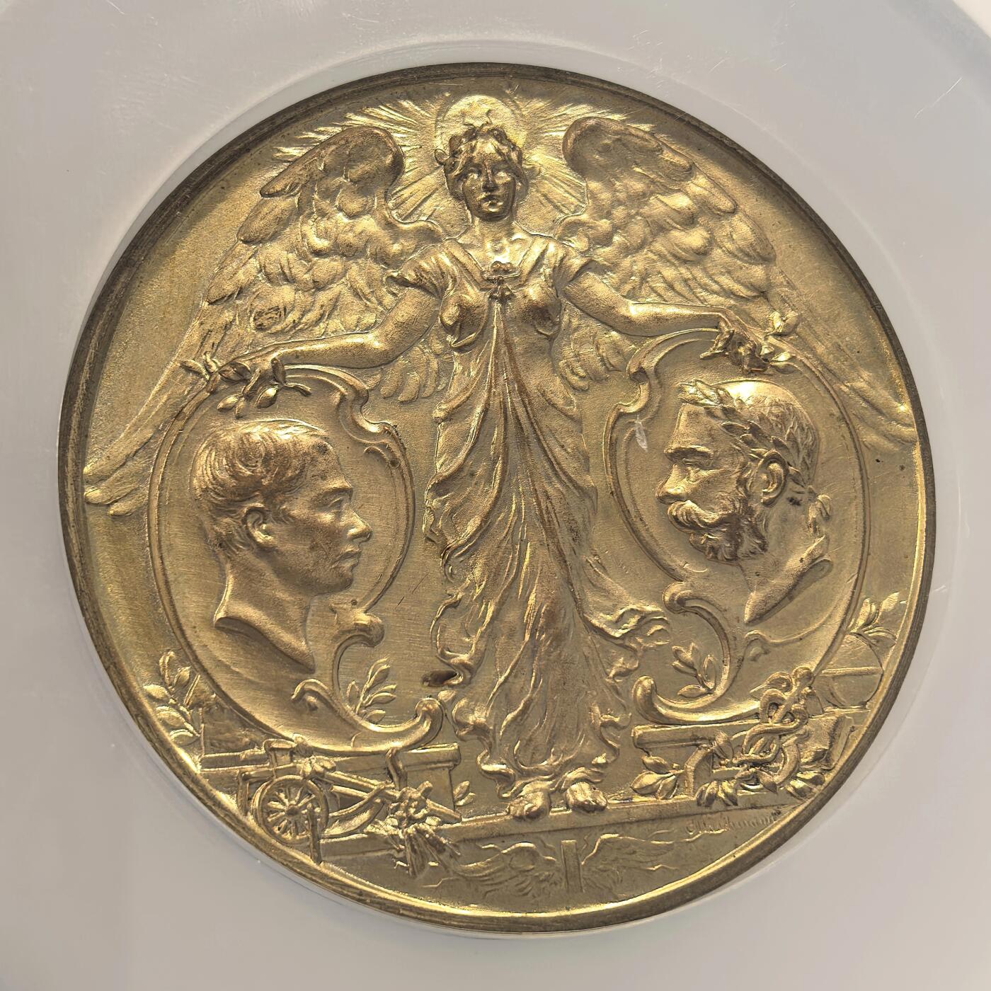 博洋堂世界钱币拍卖第136期（全场包邮） NGC MS64 奥地利维也纳1898年农业博览会，纪念弗朗茨·约瑟夫一世执政50周年镀金大铜章巨型63MM ，加大加厚盒子，女神指引下弗朗茨一世青年与老年头像相对而视。这位是欧洲在位时长最长的君主，老婆是著名的茜茜公主。也是经历了19世纪一系列变革后，最终开启一战的著名大帝。