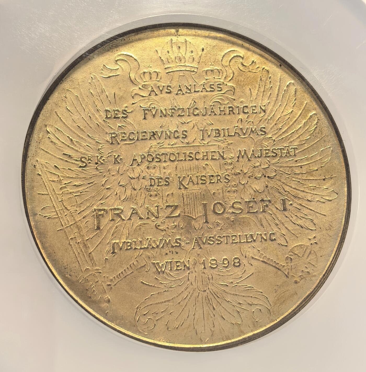 博洋堂世界钱币拍卖第136期（全场包邮） NGC MS64 奥地利维也纳1898年农业博览会，纪念弗朗茨·约瑟夫一世执政50周年镀金大铜章巨型63MM ，加大加厚盒子，女神指引下弗朗茨一世青年与老年头像相对而视。这位是欧洲在位时长最长的君主，老婆是著名的茜茜公主。也是经历了19世纪一系列变革后，最终开启一战的著名大帝。