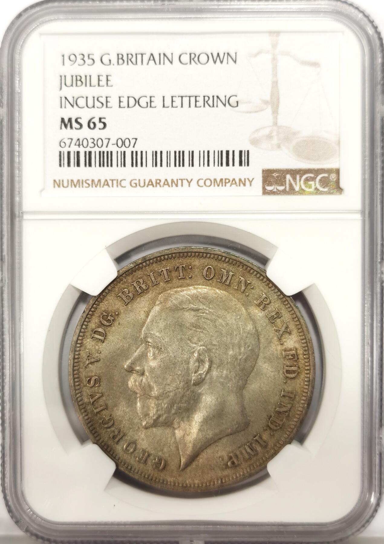 博洋堂世界钱币拍卖第136期（全场包邮） NGC MS65 1935年英国乔治五世木马剑一克朗银币 原汁原味的欧洲酱彩包浆，正反一层非常漂亮的橄榄色包浆，双面皆有细腻美丽的包浆。麦稀奇此前普遍成交价含佣金在1300元左右