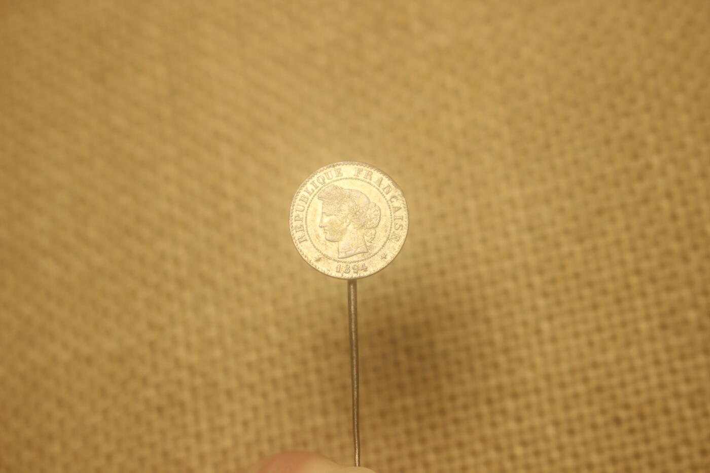 2025.9.2德系主题小拍卖 法国1894版2生丁硬币改小徽章，外层镀银，日常佩戴品相