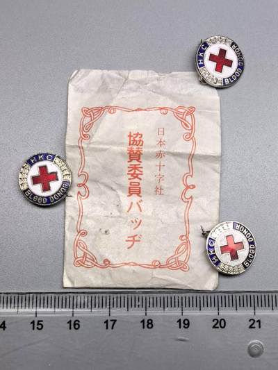 小驴勋章奖章收藏8月30日星期六晚18点拍卖（有偿代拍，送拍规则在简介最后，参拍须阅读规则后再参拍，关系到运费包装发货时效真假辨别等关键信息，店主微信码在最后一拍品） - 赤十字社献血章三枚带纸袋