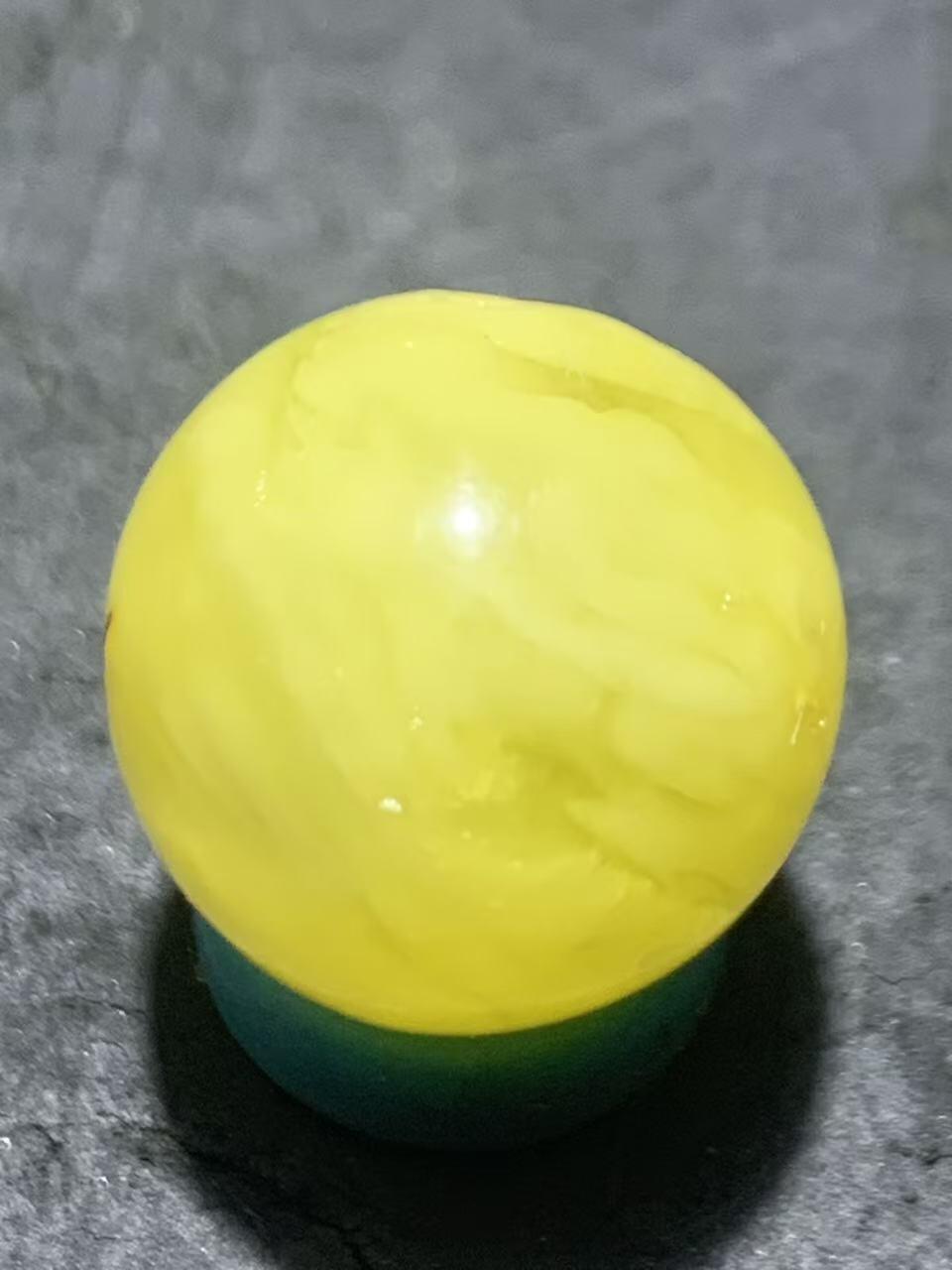 天然乌克兰原矿蜜蜡圆珠一颗 蜡色浓郁 原矿无优化 通货特价一颗，