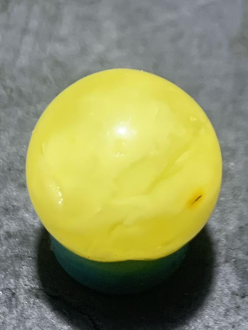 天然乌克兰原矿蜜蜡圆珠一颗 蜡色浓郁 原矿无优化 通货特价一颗，