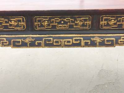 乡下拆迁淘得，民国晚期，解放时期。精品花梨木老画案一张。高浮雕全描金工艺，品相一流，保存完整牢固。值得拥有。 尺寸长宽高200/80/82cm。 乡下拆迁淘得，民国晚期，解放时期。精品花梨木老画案一张。高浮雕全描金工艺，品相一流，保存完整牢固。值得拥有。 尺寸长宽高200/80/82cm。