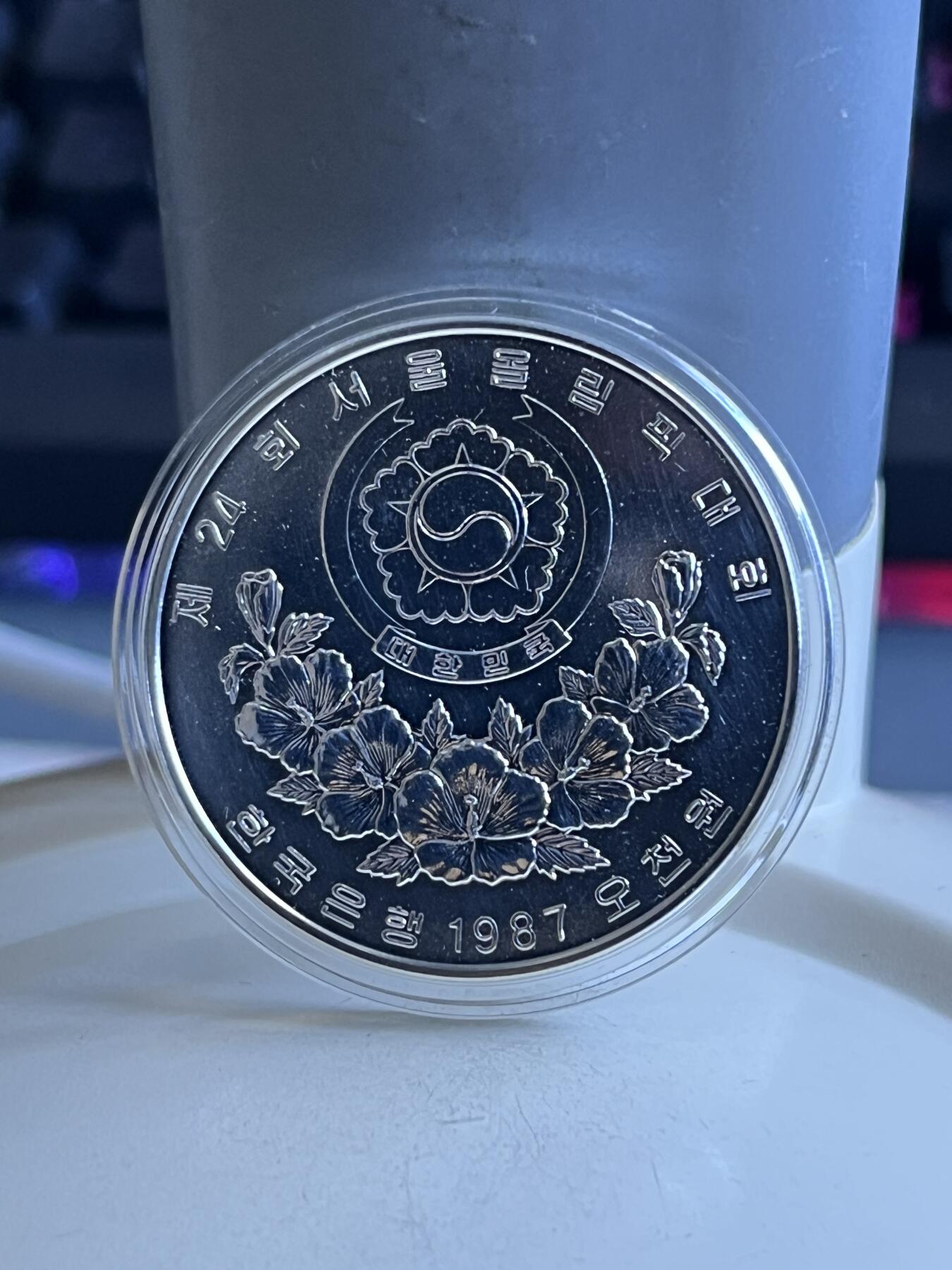 第173期拍卖【长期征集拍品】 韩国1987年奥运会秋千磨砂纪念银币，925银，16.81克，发行350000枚 ，有氧化