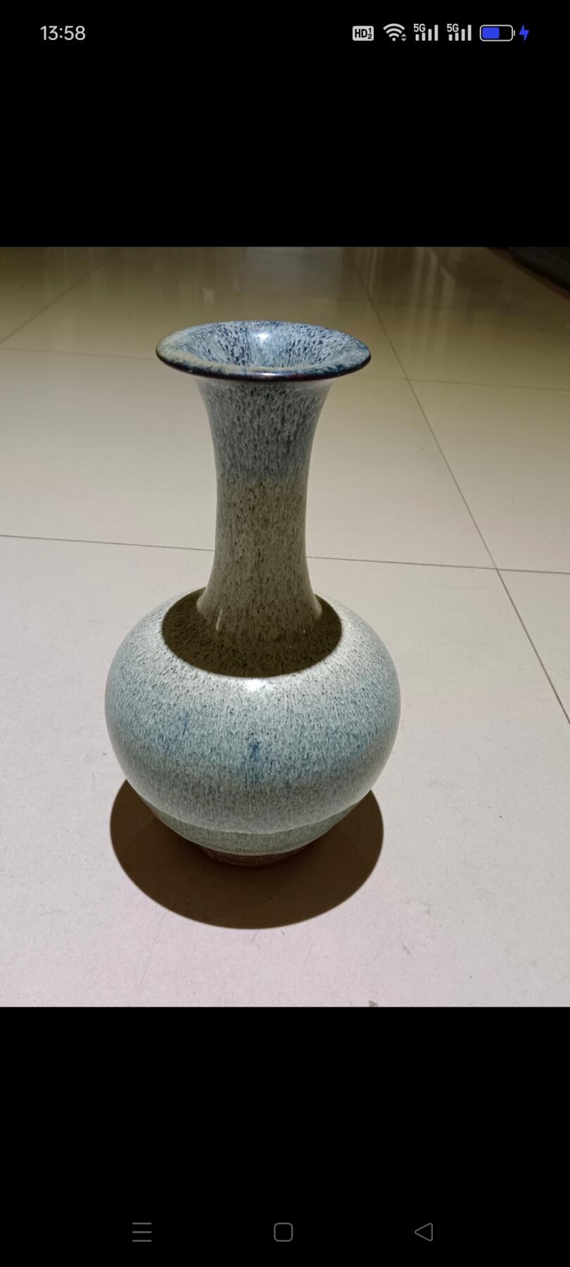 老钧釉长颈瓶，釉水一流，造型精美，保存完好，品相一流
