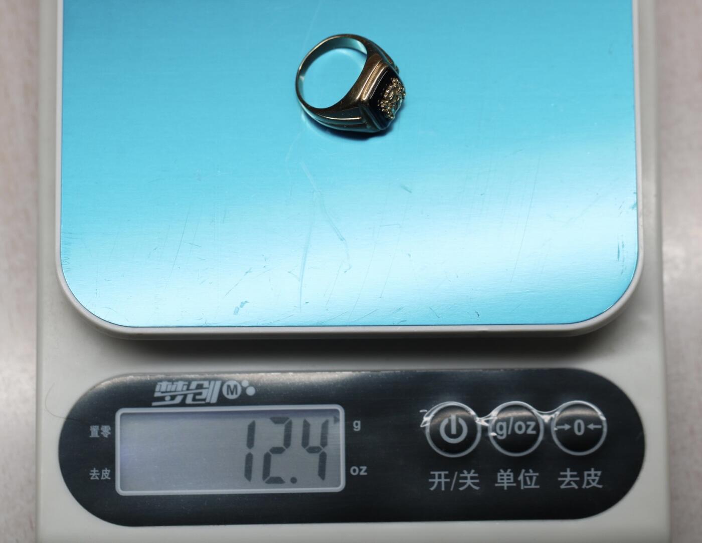 大猫徽章拍卖 第277期 德国第三帝国时期帝国元帅赫尔曼·戈林的私人订制18K黄金尾戒，材料为18K黄金镶嵌黑玛瑙石，图案为戈林家族徽记“拿铁环的铁手” 戒指尺寸为56码