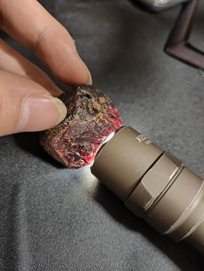 新时代收藏徽章红藏拍卖(第二十五场)  徽章纸品证书杂项 - 新疆特产天然矿物宝石 石榴石标本 颜色很好看 克重81g