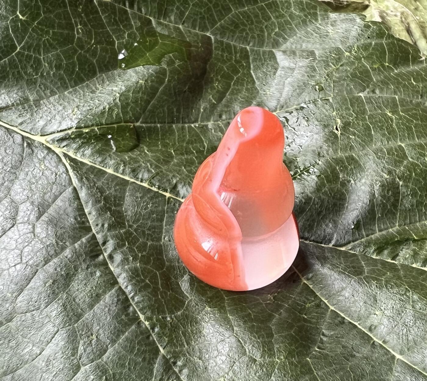 零元拍：漂亮的南红玛瑙葫芦，纯手工，尺寸约：大肚 16，小肚 12，高 23，6.5克，因为拍照环境以及光线的变化，颜色以实物为准。