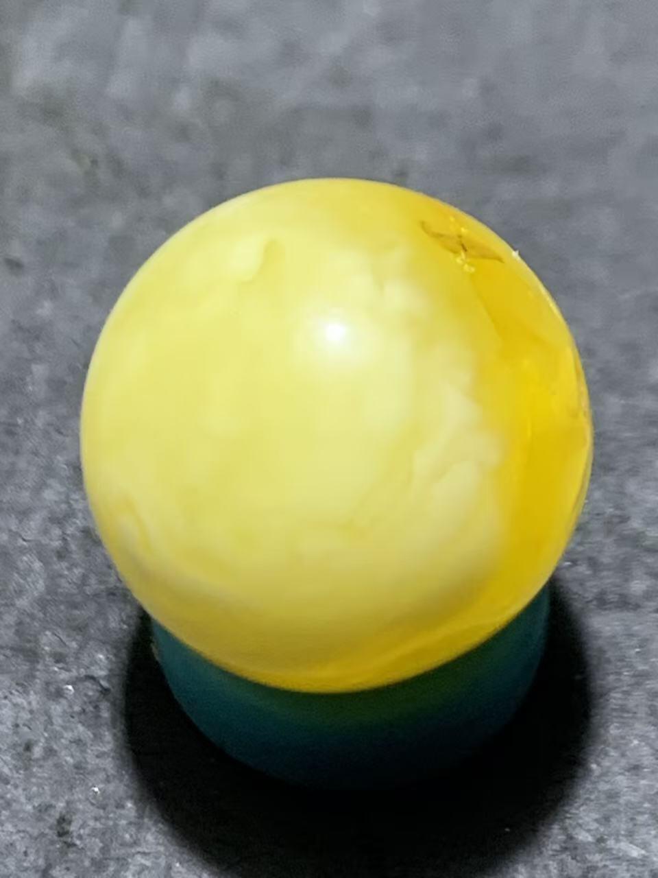 天然乌克兰原矿蜜蜡通货圆珠一颗。！