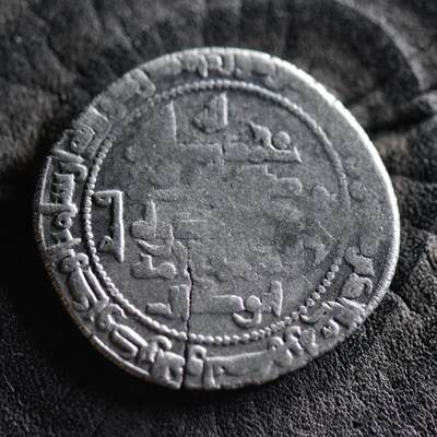 【良泉】【国庆精品场】10月2日晚19.30点开拍！ 222组，西方古代钱币、印章专场 - 【罕见】公元980-1014年【哈桑韦希德王朝】伊朗西部的什叶派王朝，巴德尔·伊本·哈桑韦打制，以白益王朝马吉德·道拉为领主，第尔汗银币，5.09克