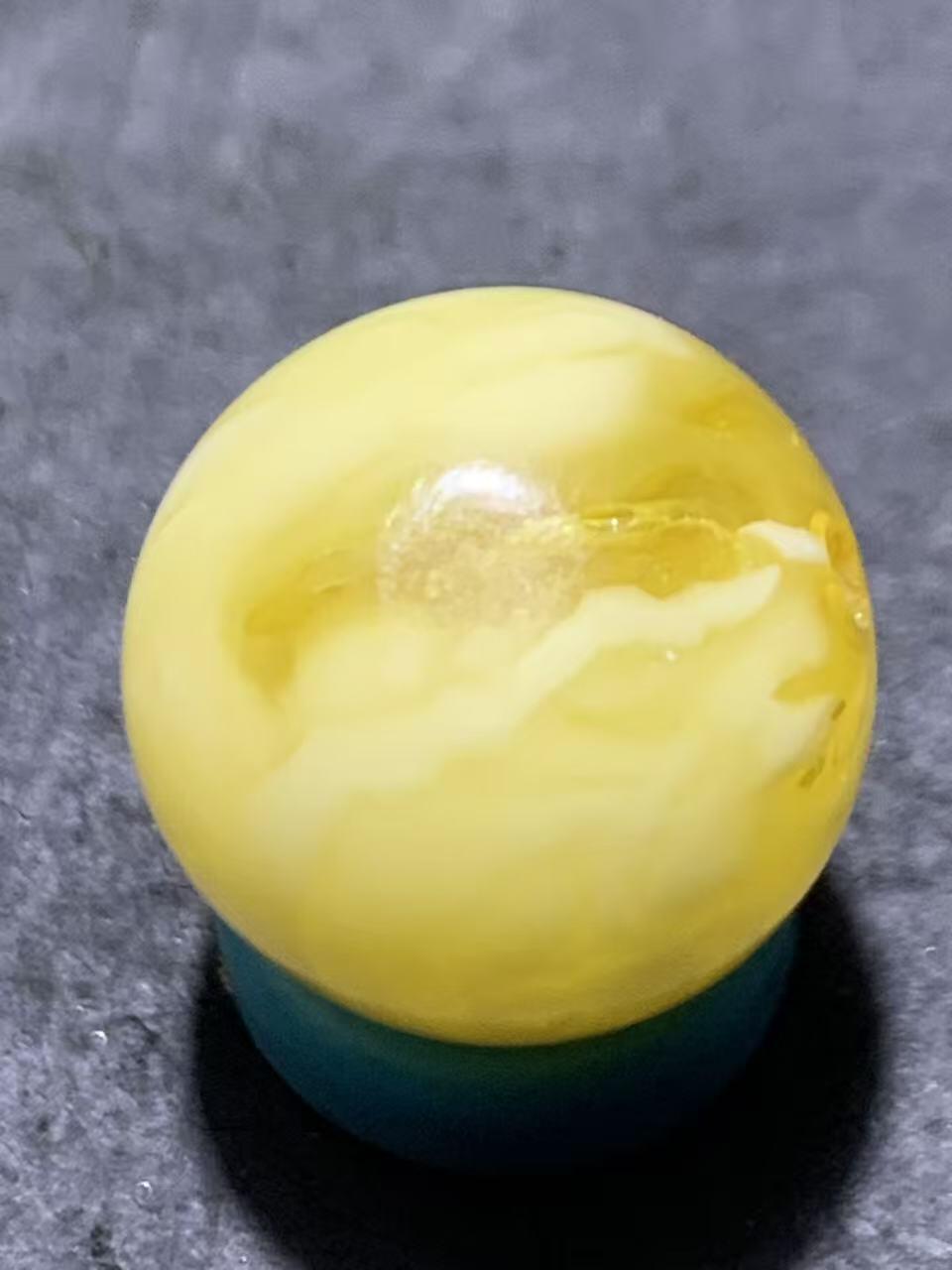 天然乌克兰原矿蜜蜡通货圆珠一颗。！