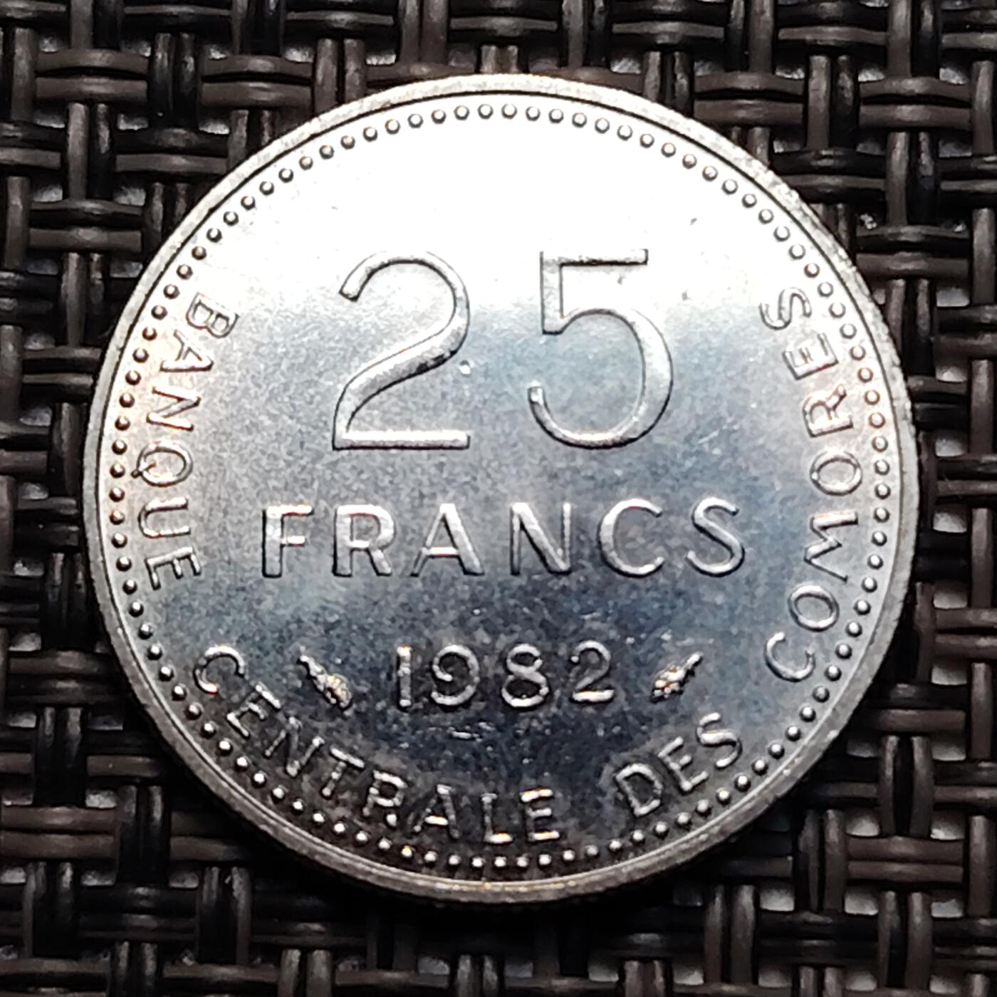 布加迪🐬～世界钱币(上海)🌾第 238 期 /  各国套币和散币 科摩罗🇰🇲 1982年 25法朗镍币 小鸡孵化 20mm