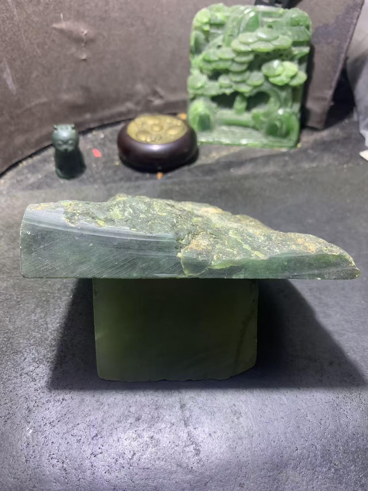 天然原皮和田玉碧玉原石一颗，