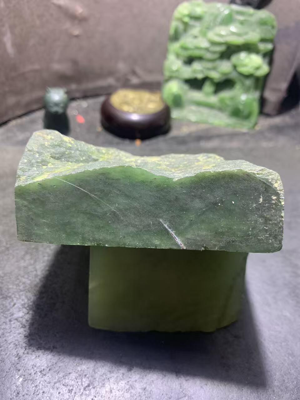 天然原皮和田玉碧玉原石一颗，