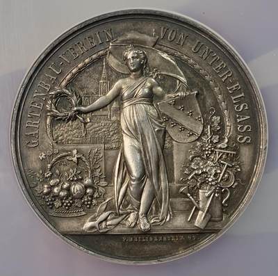 万国钱币拍卖第052期 - NGC MS63 1902年德国阿尔萨斯艺术文化协会纪念大银章 城市景观与丰收女神手持阿尔萨斯盾徽和桂冠 巨型大规格51MM高浮雕 罕见德属阿尔萨斯银章 1871阿尔萨斯并入德国到1914年一战德国战败 阿尔萨斯地区仅归属德国40余年 罕见品种顶级高分唯一评级唯一冠军分