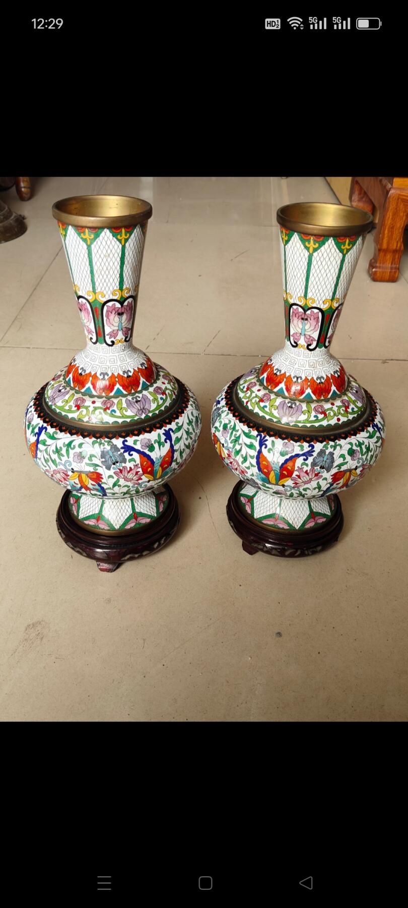 出口创汇时期铜胎景泰蓝瓶一对，蝶恋花图案，造型精美，保存完好，品相一流，非常难得