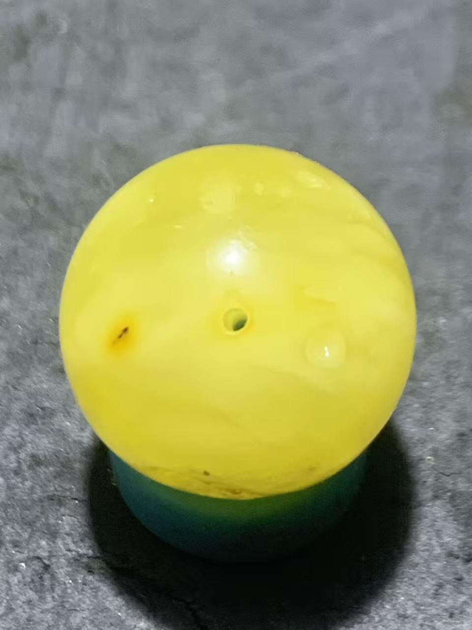 天然乌克兰原矿蜜蜡圆珠一颗 蜡色浓郁 原矿无优化 通货特价一颗，
