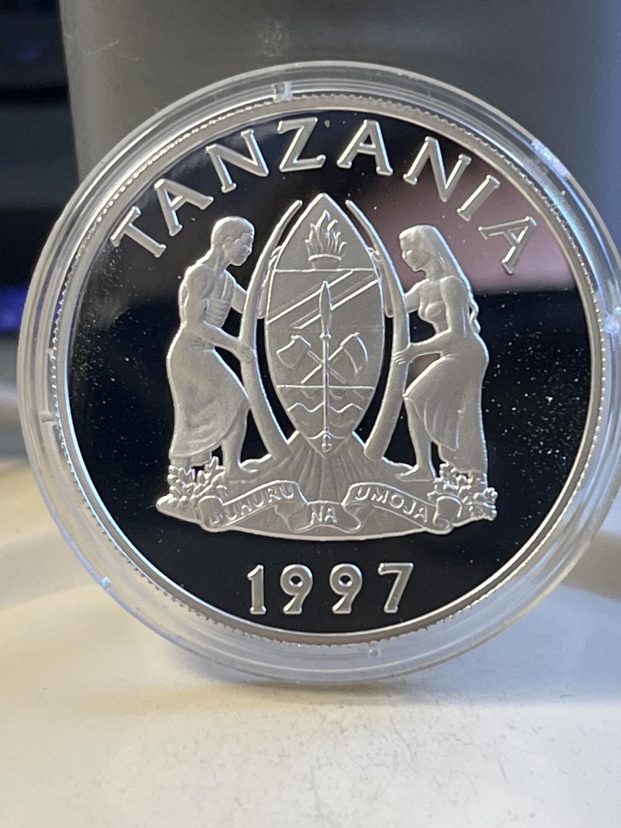 第173期拍卖【长期征集拍品】 稀少坦桑尼亚1997年珍惜动物野牛精制纪念银币，500银，20克，发行5000枚，塑料盒有裂痕